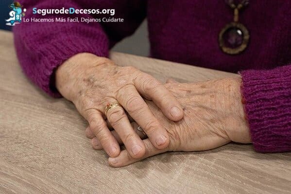 ¿Qué requisitos necesita un abuelo para contratar un seguro de decesos en España?